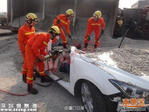 貨車側(cè)翻吞沒小車 一對情侶慘被掩埋身亡(圖文)