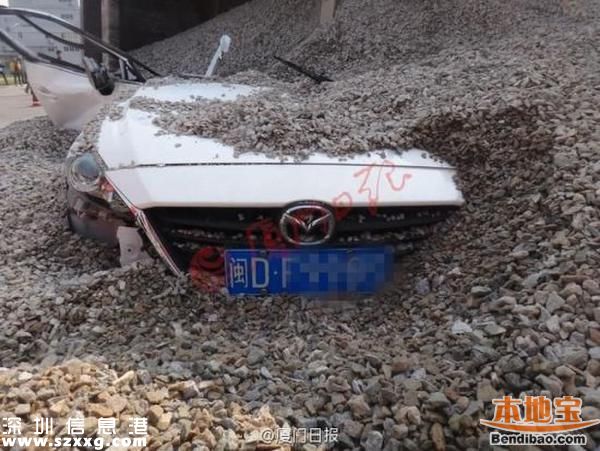 貨車側(cè)翻吞沒小車 一對情侶慘被掩埋身亡(圖文)