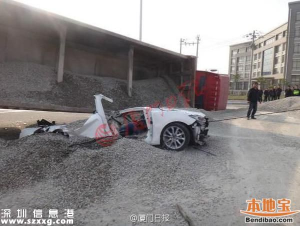 貨車側(cè)翻吞沒小車 一對情侶慘被掩埋身亡(圖文)