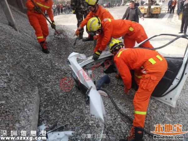 貨車側(cè)翻吞沒小車 一對情侶慘被掩埋身亡(圖文)