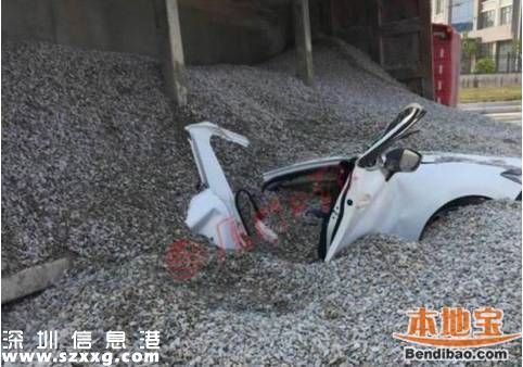 貨車側(cè)翻吞沒小車 一對情侶慘被掩埋身亡(圖文)