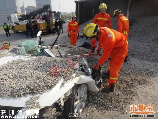 貨車側(cè)翻吞沒小車 一對情侶慘被掩埋身亡(圖文)