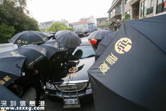1日一早8時(shí)許，高清愿位于永康的老家，低調(diào)簡單由親屬持黑傘，從家中將他載往火化場(chǎng)。(圖片來源：“中央社”)　　