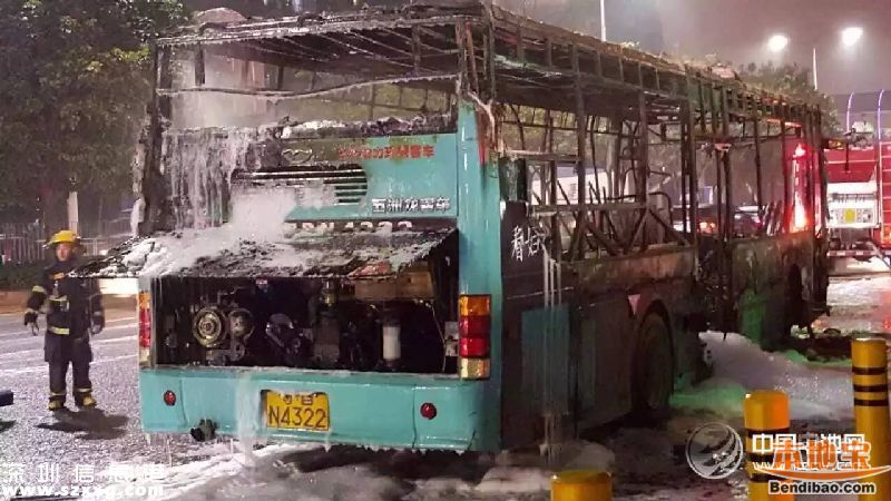 寶安323路公交車著火 又是五洲龍油電混合車