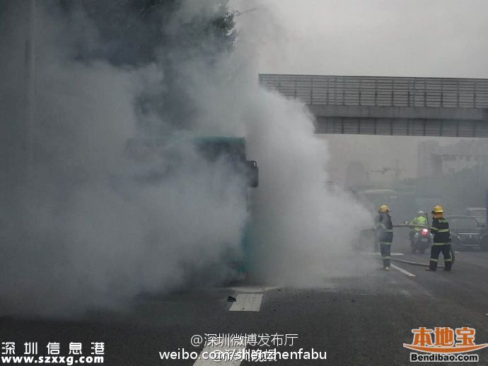 寶安323路公交車著火 又是五洲龍油電混合車