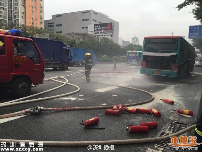 寶安323路公交車著火 又是五洲龍油電混合車