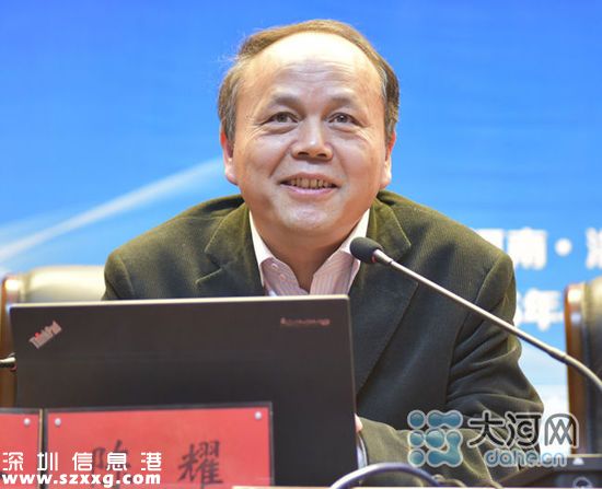 中國區(qū)域經(jīng)濟(jì)學(xué)會(huì)副理事長(zhǎng)兼秘書長(zhǎng)陳耀。