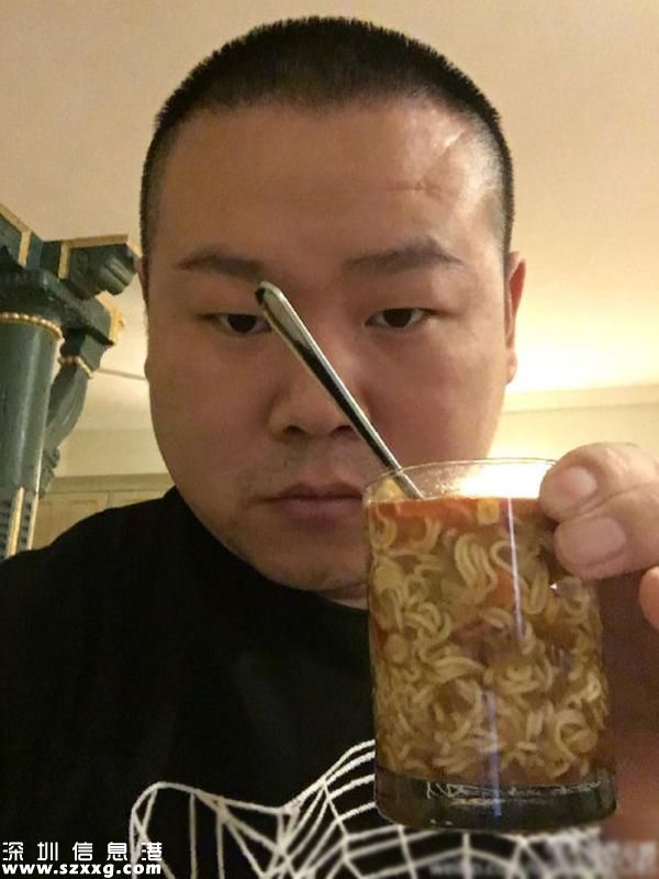 岳云鵬用水杯泡面