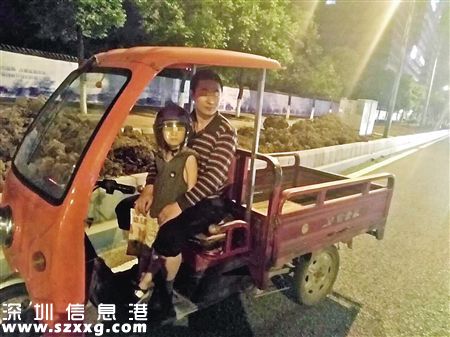 民警讓三輪車(chē)靠邊停下 沙區(qū)警方供圖