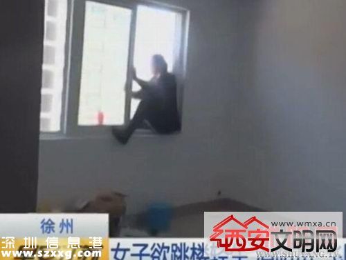 消防員踹女子回屋挽回危局 現(xiàn)場(chǎng)市民響起陣陣掌聲