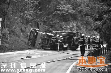 載96個氫氣瓶貨車側(cè)翻 機(jī)荷高速堵9小時