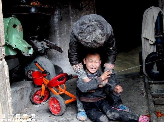 兄妹倆被拴豬圈邊 腦癱兄妹無錢治病好心塞(圖)