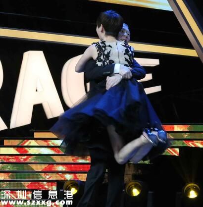 馮小剛獲最佳演員 影帝興奮抱徐帆轉圈