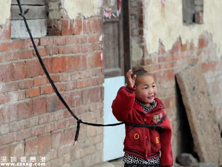 兄妹倆被拴豬圈邊 腦癱兄妹無錢治病好心塞(圖)