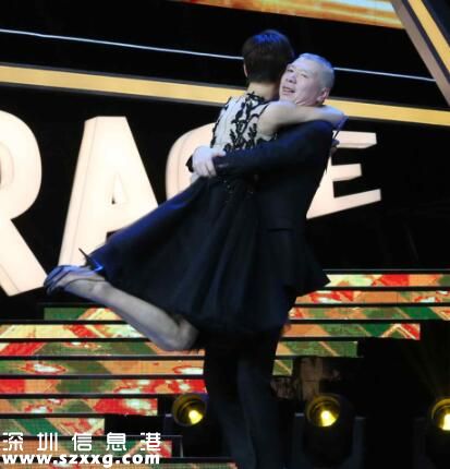 馮小剛獲最佳演員 影帝興奮抱徐帆轉圈