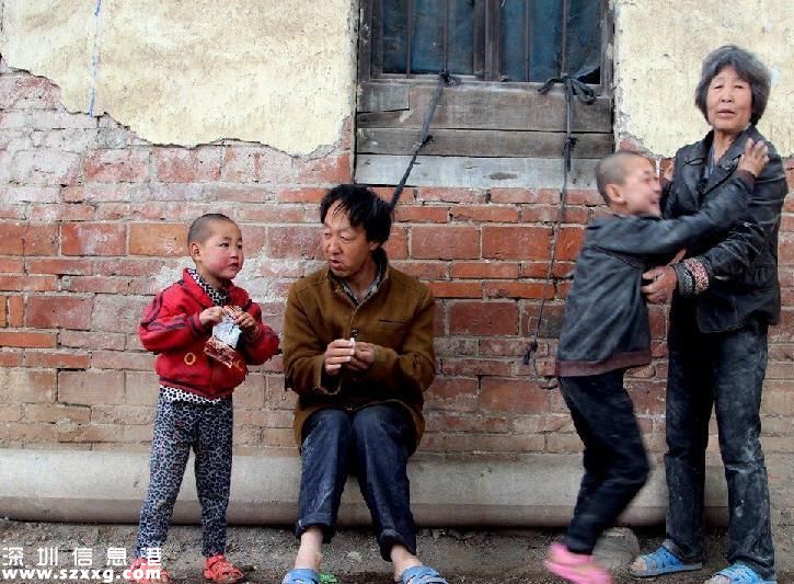 兄妹倆被拴豬圈邊 腦癱兄妹無錢治病好心塞(圖)