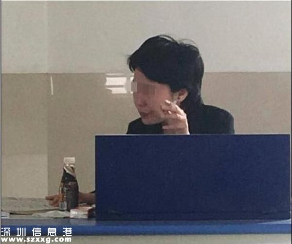 曝女教師上課抽煙 左手拿煙卷神情自然