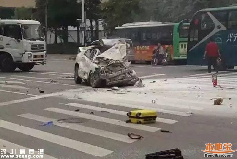 女司機(jī)油門當(dāng)剎車 猛撞2輛公交后身亡(圖文)