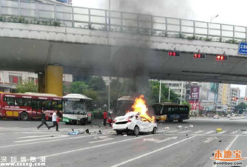 女司機(jī)油門當(dāng)剎車 猛撞2輛公交后身亡(圖文)
