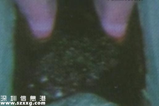 黑養(yǎng)生館忽悠洗腳水治百病 大爺大媽排隊喝