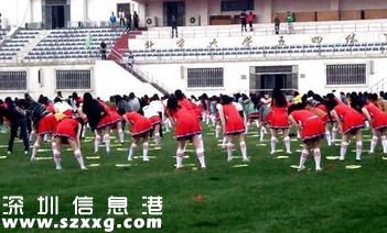 北大強制跳短裙操:裙褲竟只有A4紙長