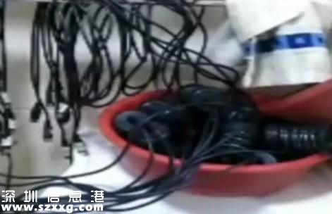 黑養(yǎng)生館忽悠洗腳水治百病 大爺大媽排隊喝