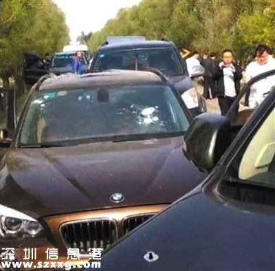 涉案寶馬車上還留有清晰的彈孔。