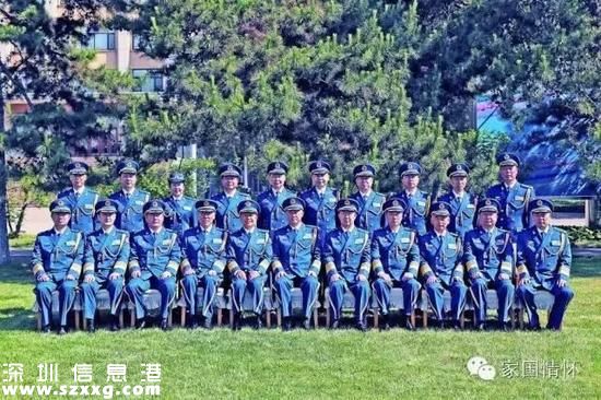 5月10日，中央軍委委員、空軍司令員馬曉天，空軍政治委員于忠福等空軍黨委常委與晉升和授予空軍少將軍銜的將官合影留念。張東賀 攝
