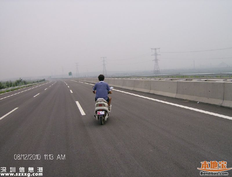 深圳一人騎電動(dòng)車駛?cè)敫咚?被撞身亡