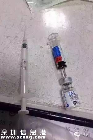 護士所用的普通注射器（左）和疫苗原裝注射器（右）