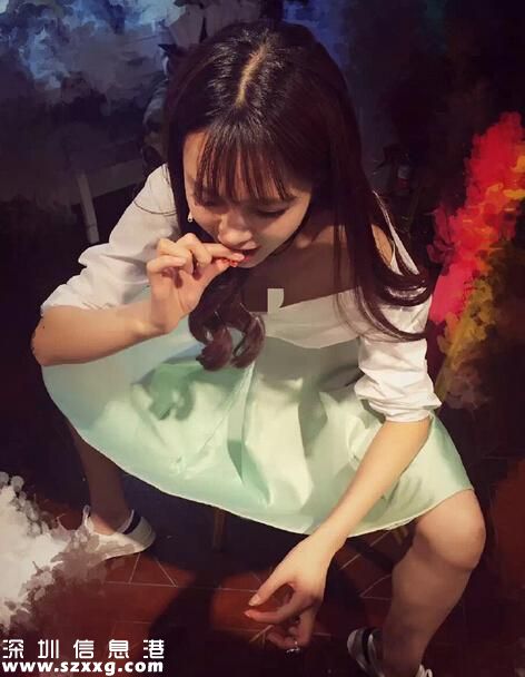 沈夢(mèng)辰叉開腿吃小龍蝦，這姿勢(shì)未免太豪邁
