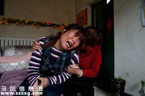 婚禮的司儀,是下村的郝書記,他表示,自己也是第一次主持陰婚,因?yàn)楹⒆幽挲g小,所以流程也簡(jiǎn)單,就是“鳴炮”“燃燭”“上香”“碘酒”“餐宴”“焚紙”“入穴”等,整個(gè)流程下來大概不到10分鐘。葬禮上,張超凡的媽媽和姑姑抱頭大哭,渾身無力,只能先被親戚帶回家里。