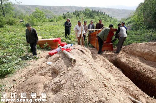 問及孩子的下葬問題,母親田雪娟告訴記者:“我們也希望孩子可以早點(diǎn)入土為安,我怎么能就怎么讓孩子安葬,而且我兒子才15歲,我不想要他一個(gè)人在下面孤零零的,所以按照這邊的風(fēng)俗習(xí)慣,希望可以給孩子配個(gè)陰婚。讓事情一次性搞定,不然我怕我以后老惦記,心不安啊!也是給自己涂個(gè)心理安慰。”