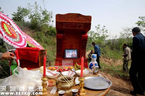 5月9日是母親節(jié),然而對(duì)于15歲的張海軍(化名)來說,他和他的母親以及家人永遠(yuǎn)是陰陽相隔了,5月6日,一場(chǎng)簡(jiǎn)單的冥婚讓已經(jīng)失去生命的他娶上了“媳婦”,張海軍和自己的“媳婦”被合葬了離他家數(shù)百米之外的一座土坡上。