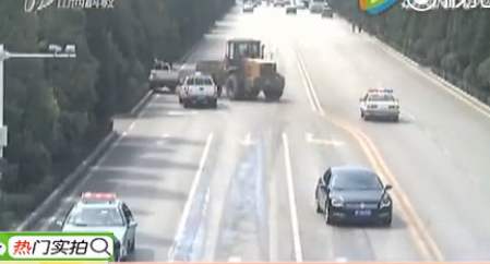 山西鏟車街頭撞人