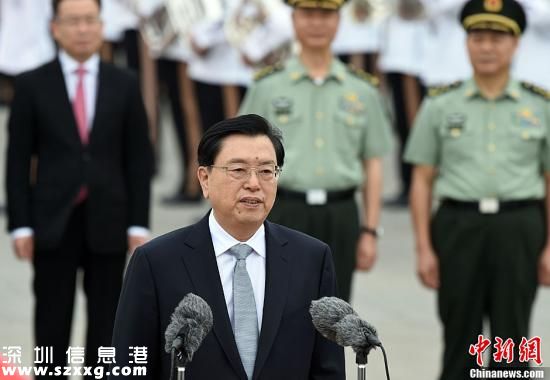 5月17日，中共中央政治局常委、全國(guó)人大常委會(huì)委員長(zhǎng)張德江抵達(dá)香港，出席香港特區(qū)政府主辦的“一帶一路”高峰論壇，并視察香港特區(qū)。中新社記者 張宇 攝