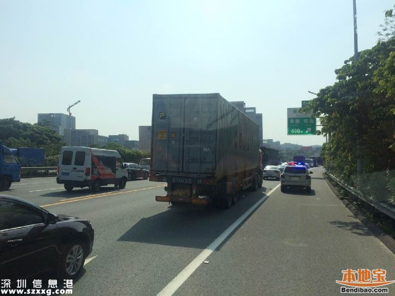 機(jī)荷高速西行封閉3個(gè)月 水官布龍收費(fèi)站成擁堵點(diǎn)