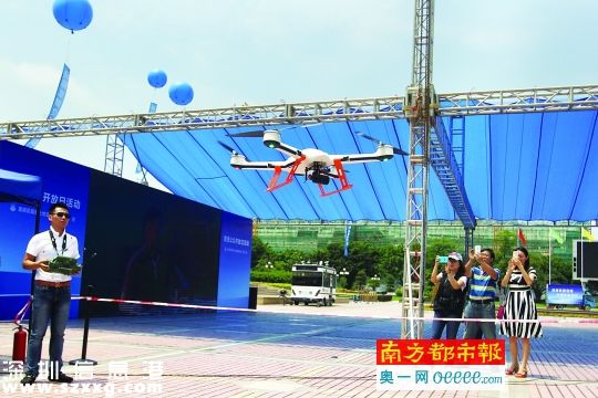 　工作人員進行無人機操作。