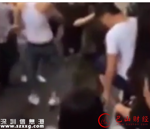 女子稱推嬰兒車碰路人后道歉，對方叫來4個紋身大漢當街打人