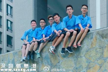 男生扮女裝畢業(yè)照
