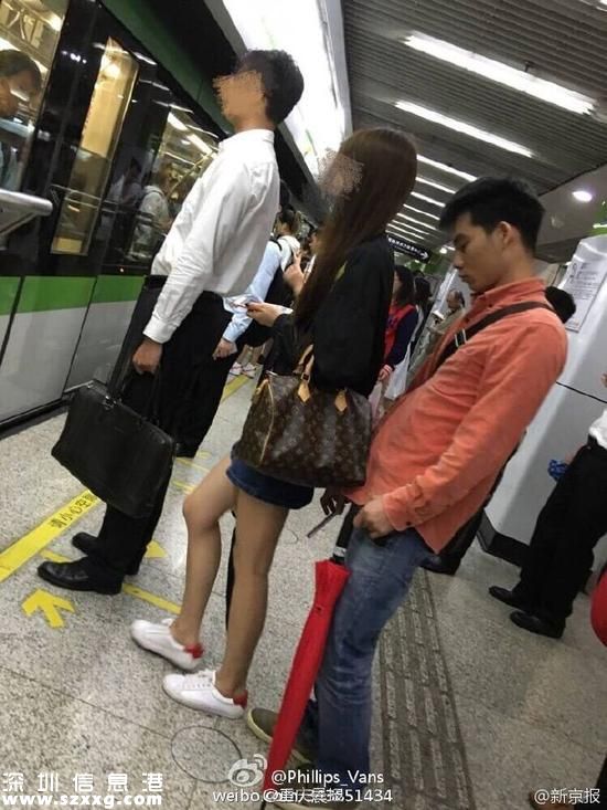 網(wǎng)曝高校男生偷拍女乘客裙底