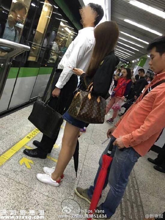 網(wǎng)曝高校男生偷拍女乘客裙底