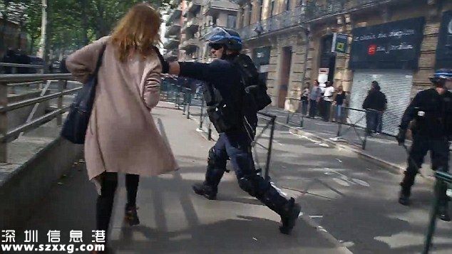 女路人被警察制服 行徑與街頭混混無異