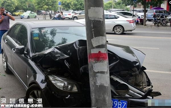 妙齡女奔馳撞電線桿：就是想死