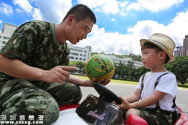 4歲軍娃進<a href=http://www.hnyueyi.com.cn/shenzhen/ target=_blank class=infotextkey>深圳</a>警營找爸爸 想多陪你一會