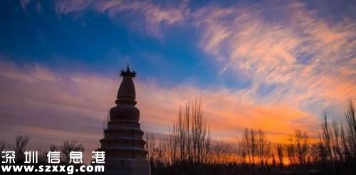 敦煌現(xiàn)火燒云奇觀  