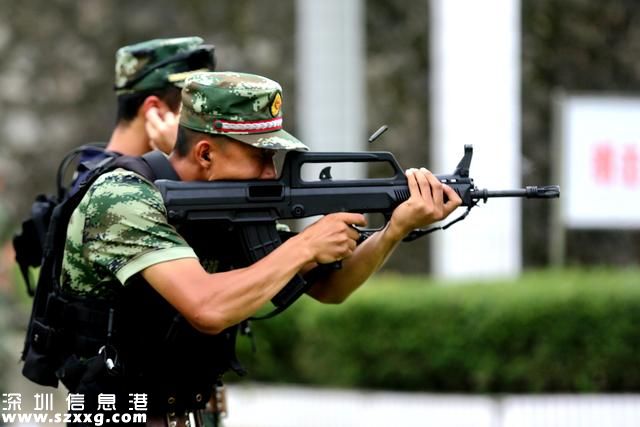 熱浪來襲 <a href=http://www.hnyueyi.com.cn/shenzhen/ target=_blank class=infotextkey>深圳</a>邊防沙場練兵槍聲急