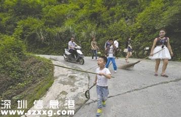 都江堰上百條放生蛇“上街”，