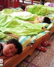 幼兒園六一演出表演洞房花燭夜 女童被壓在身下