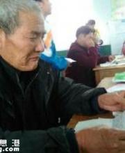 爺爺孫子同場(chǎng)考試 出考場(chǎng)坦言：80分沒問題！